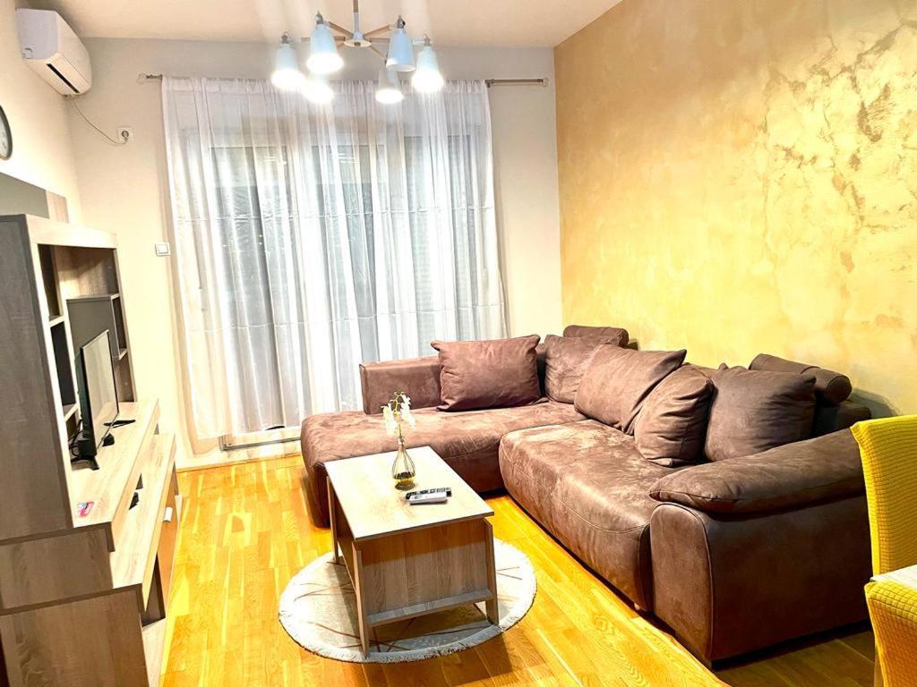 Naki Apartmani Podgorica Rum bild